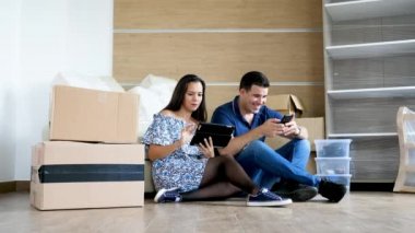 Onların yeni düz online yeni mobilya bakarak mutlu çift