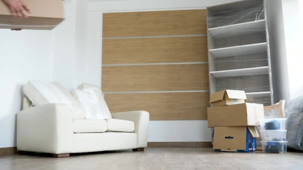 Coppia scatole di cartone mobili nel loro nuovo appartamento — Video Stock