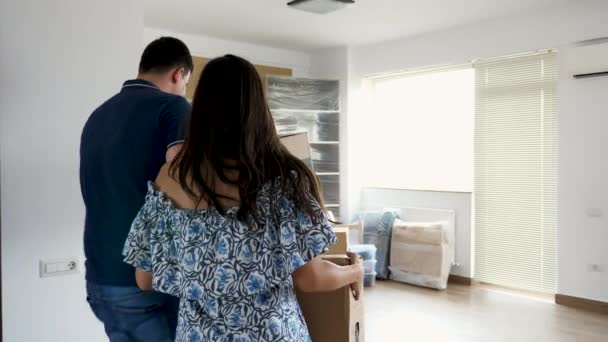 夫妇移动他们的东西在新的家 — 图库视频影像