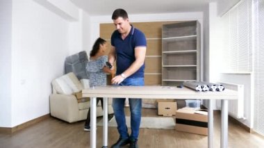 Adam yeni ev mobilya montaj