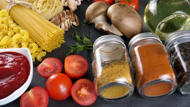 Diferentes tipos de espaguetis y pasta — Vídeo de stock