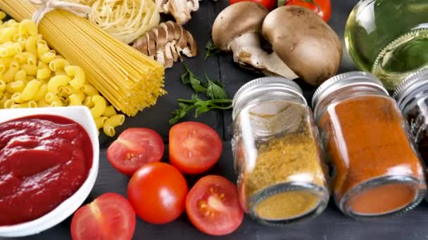 Ingredientes saudáveis e deliciosos para jantar na mesa escura — Vídeo de Stock