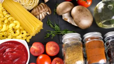 Makarna ile akşam yemeği için malzemeler