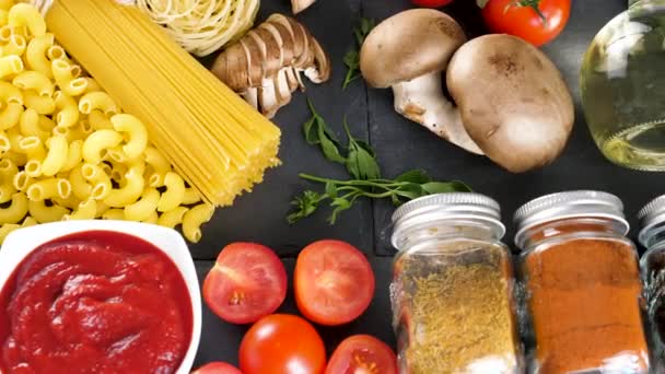 Von oben köstliche Auswahl an Pasta und anderen Zutaten — Stockvideo