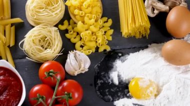 Pişmemiş makarna, makarna ve diğer maddeler yanında spagetti