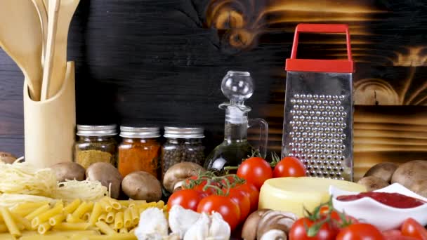 Scena rustica con pasta cruda cruda accanto ad altri ingredienti freschi per la cena — Video Stock