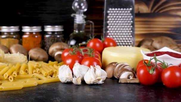 Pastas caseras crudas sin cocer junto a verduras para la cena — Vídeo de stock