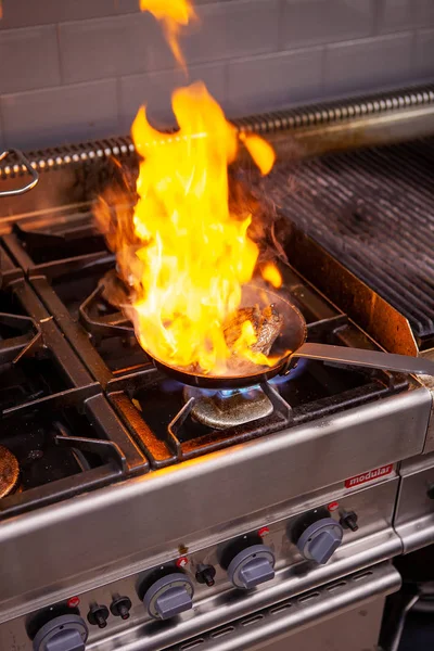 Chef fazendo grande carne flambe — Fotografia de Stock