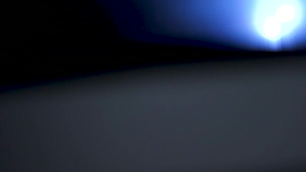 Синие линзы мигают на черном фоне — стоковое видео