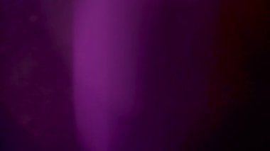 Soyut Işık sızıntıları ve siyah arka plan üzerinde fişekleri