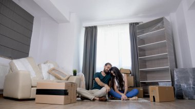 oung iki yeni ev içinde hareket. Katta oturan ve rahatlatıcı