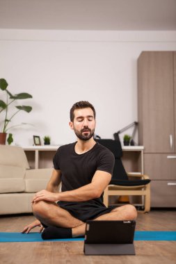 Genç adam sırtı yere uzanan hes oyun izlerken