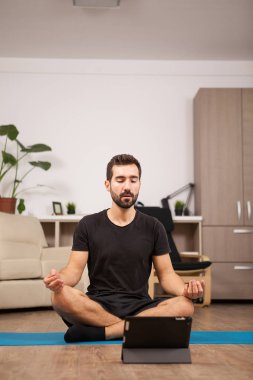 Görüntülü arama hes çalışma dışarı süre onun kızla konuşan adam