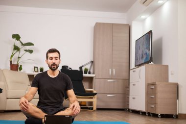 Sonra iyi bir wokout iyi hissediyor ve onun kız arkadaşı ile skype konuşmak büyük adam.