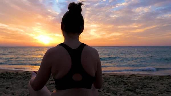 Silhouette di bella giovane donna che ammira il tramonto — Foto Stock