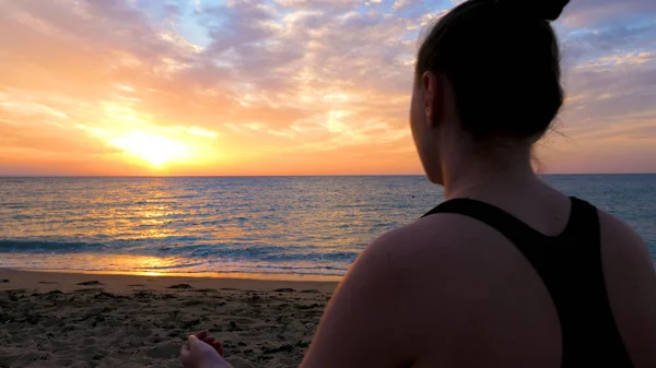 Carina Giovane Donna Sulla Spiaggia Ammirando Tramonto Bellissimo Paesaggio — Foto Stock