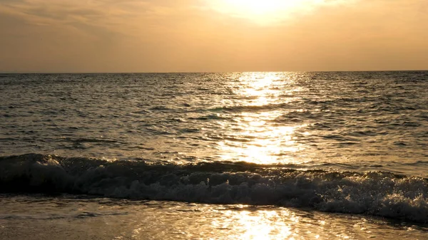 Seascape. Sun in the clouds at sunset over the sea — Stock Photo, Image