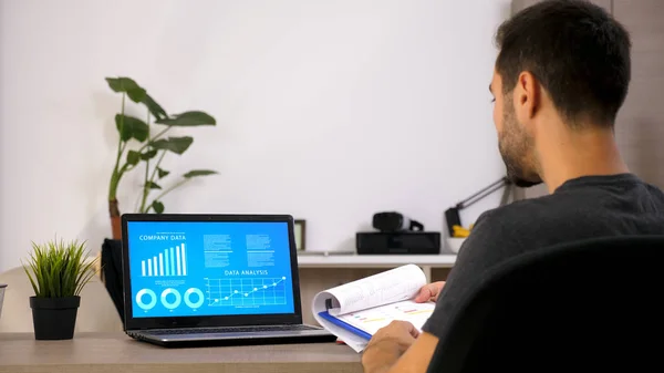 Zakenman werkt op kantoor met laptop. — Stockfoto