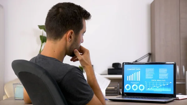 Homme d'affaires avec barbe travaillant dur à son bureau dans le bureau . — Photo