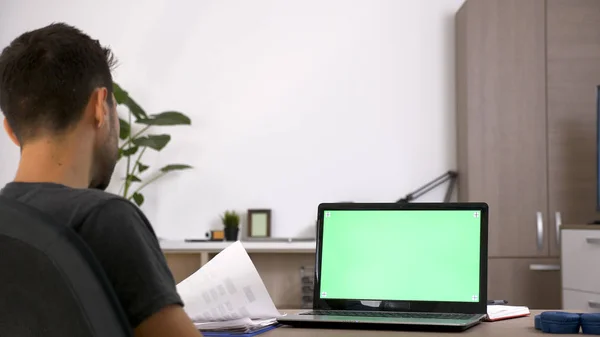 Zakelijke man met baard werken hard aan zijn Bureau — Stockfoto