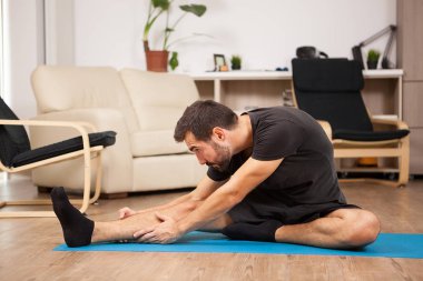 Genç adam onun oturma odasında pratik yoga