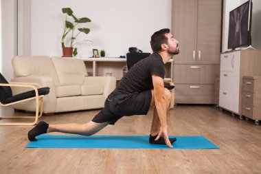Onun evinde bir yatak üzerinde yoga yaparken onun 30s adam uygun