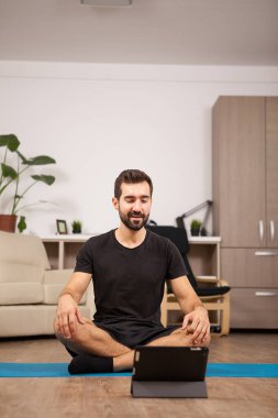 Görüntülü arama hes çalışma dışarı süre onun kızla konuşan adam