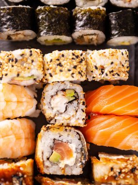 Üstten görünüm yakın kadar suşi rulo