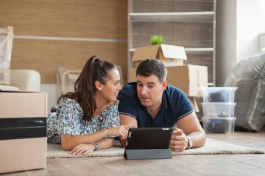 Genç çift, sadece yeni dairede taşındı.