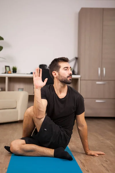 Aantrekkelijke jonge man doen half heer van de vissen yoga vormen — Stockfoto