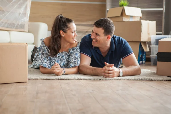 Esposa riendo después de la broma que su marido dijo en su nuevo apartamento — Foto de Stock