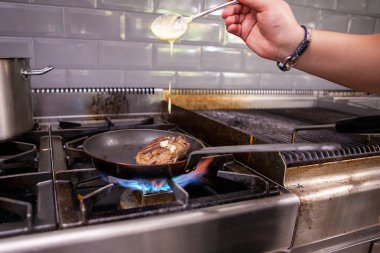 Şef süre pişirme Pan sığır eti baharat