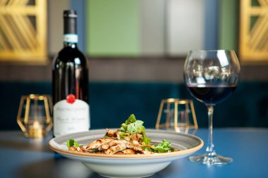 sıcak tavuk ve sağlıklı bir salata olarak taze sebze