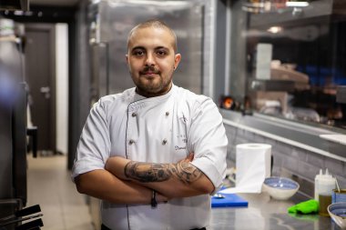 Erkek aşçı Şef mutfakta portresi