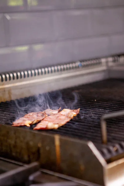 Bacon defumado delicioso na grelha no restaurante da cozinha — Fotografia de Stock