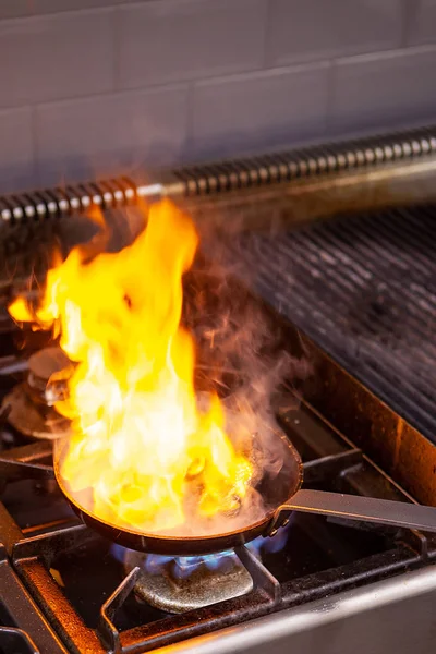 Chef fazendo grande carne flambe — Fotografia de Stock