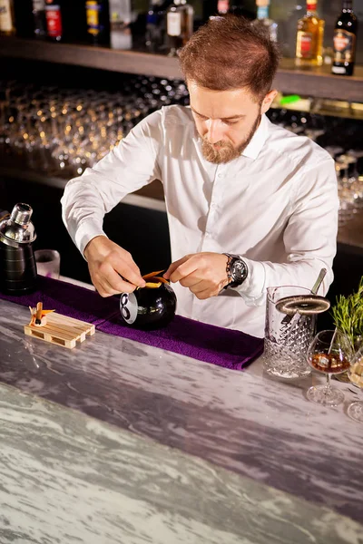 Barman adding cocktail ingredients — Stock Photo, Image