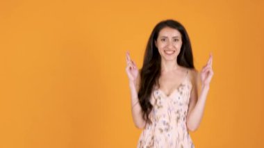 Muhteşem mutlu olan kadın kenetlenmiş parmaklar