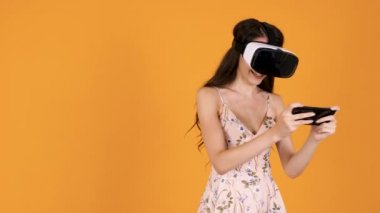 Onun elinde bir controlor ile sanal oyun Vr kulaklık giyen kız
