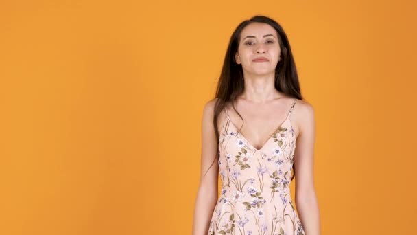 Szczęśliwa Kobieta w lato sukienka wyświetlane thimbs — Wideo stockowe