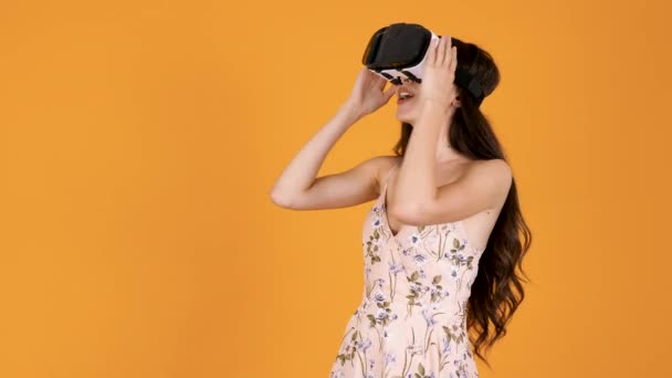 Красива молода жінка вперше відчуває віртуальну реальність VR — стокове відео