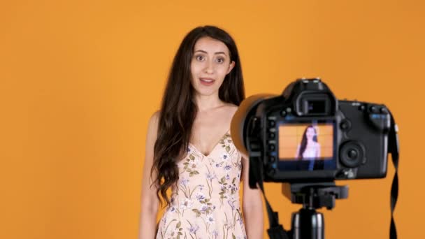 Menina bonita falando e vlogging para a câmera — Vídeo de Stock