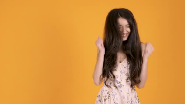 Счастливая брюнетка молодая женщина прыгает удовлетворенный — стоковое видео