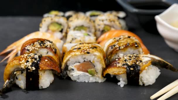 Dolly slide shot de deliciosos y saludables rollos de sushi — Vídeo de stock