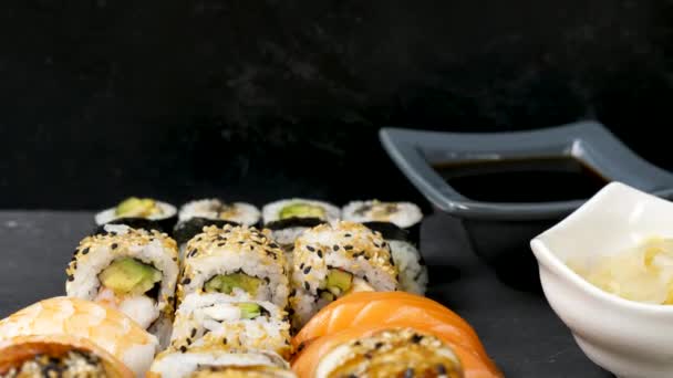 Různé kombinace lahodné a zdravé sushi — Stock video