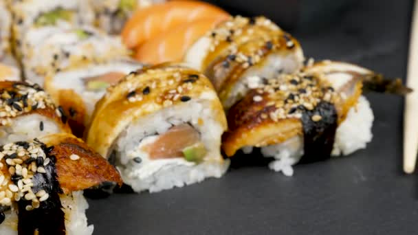 Cerca de los tradicionales rollos de sushi — Vídeo de stock