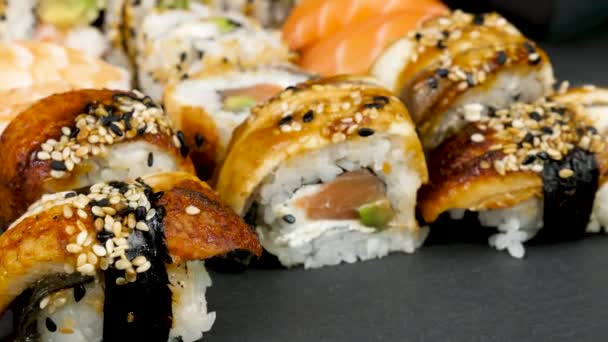 Close up Dolly slide shot de tradicionais deliciosos rolos de sushi — Vídeo de Stock