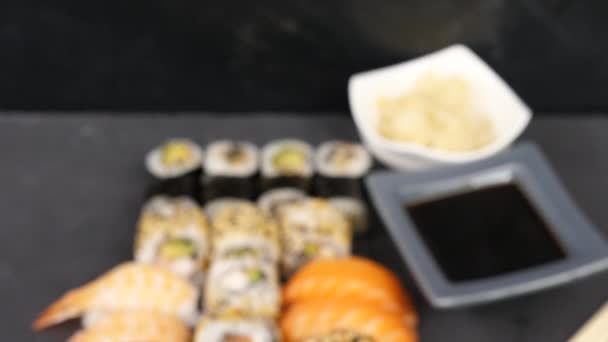 Různé kombinace zdravé a lahodné sushi rolls