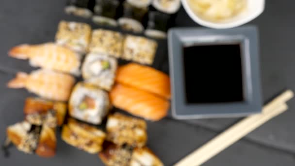 Diverse mix van gezonde en lekkere sushi rolls — Stockvideo