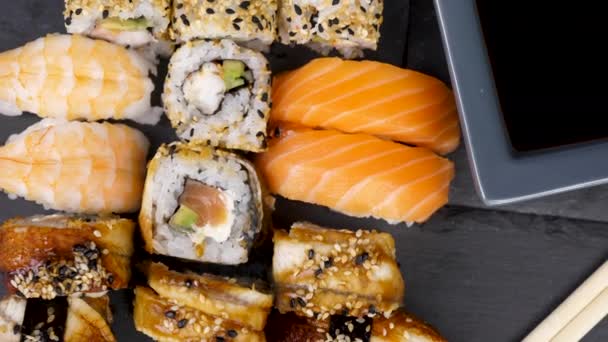 Разнообразная смесь здоровых и вкусных суши-роллов — стоковое видео